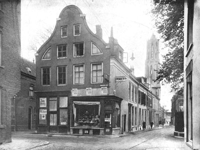 Kruidenierswinkeltje op de hoek Hamburgerstraat met de Korte Nieuwestraat photo