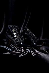 STRAP.BLACK PATENT WITH BLACK VELVET.RRP:£255/€335/DKK2500/NOK3590/$365