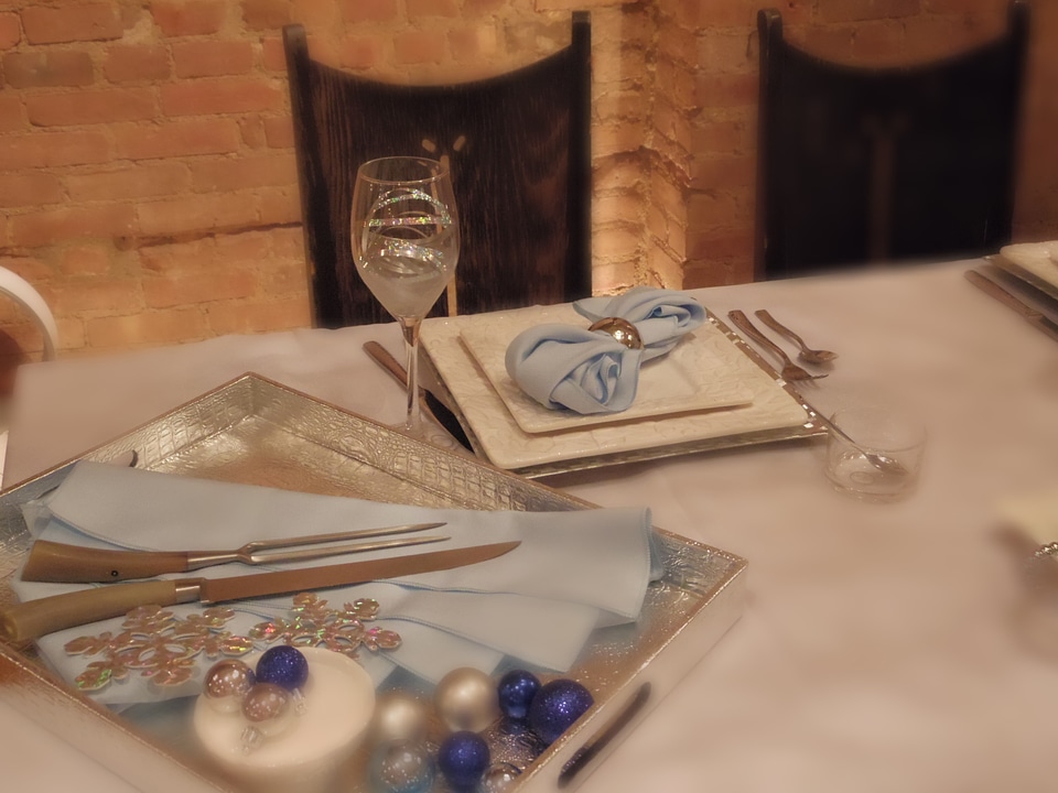 Design holiday table