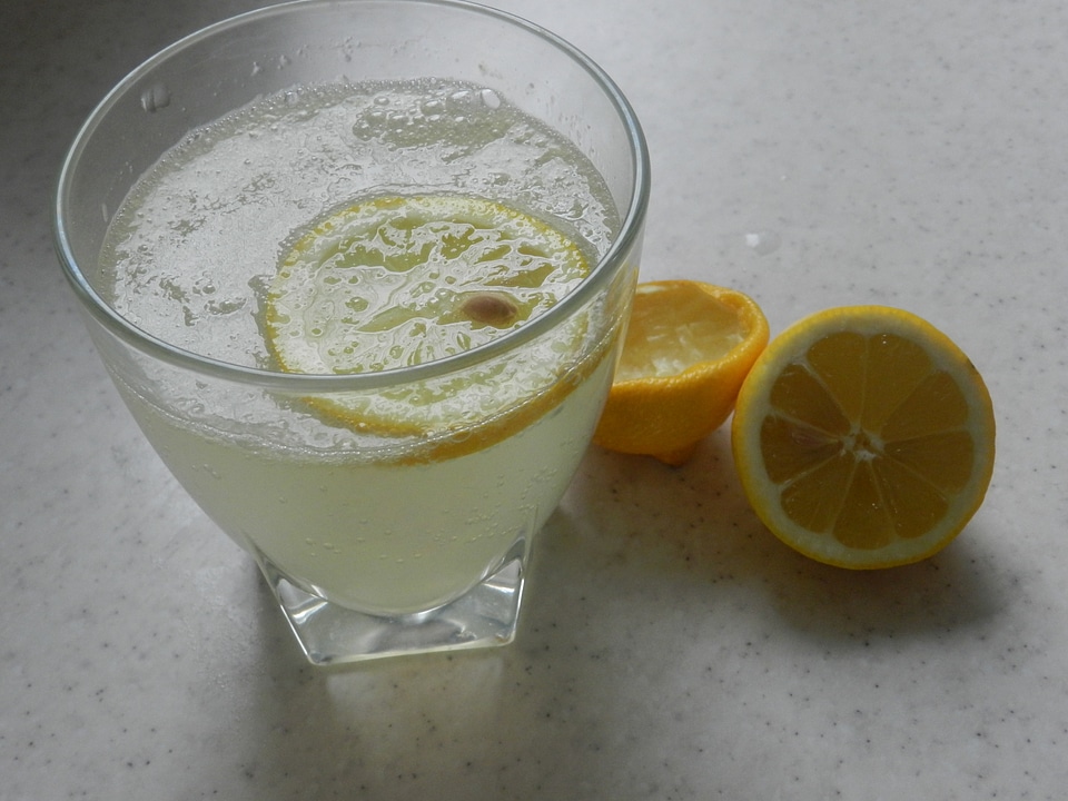 Cleaning fruit lemon