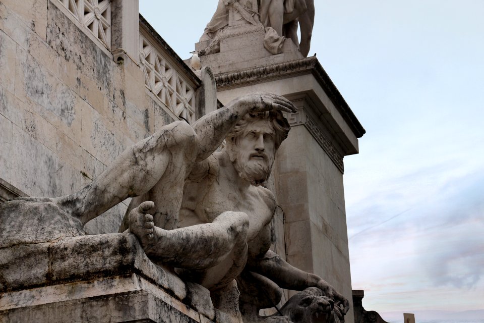 statue