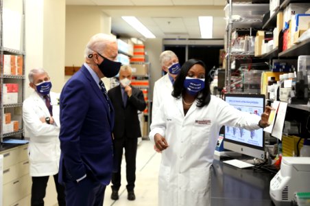 President Biden Visits NIH Vaccine Research Center photo