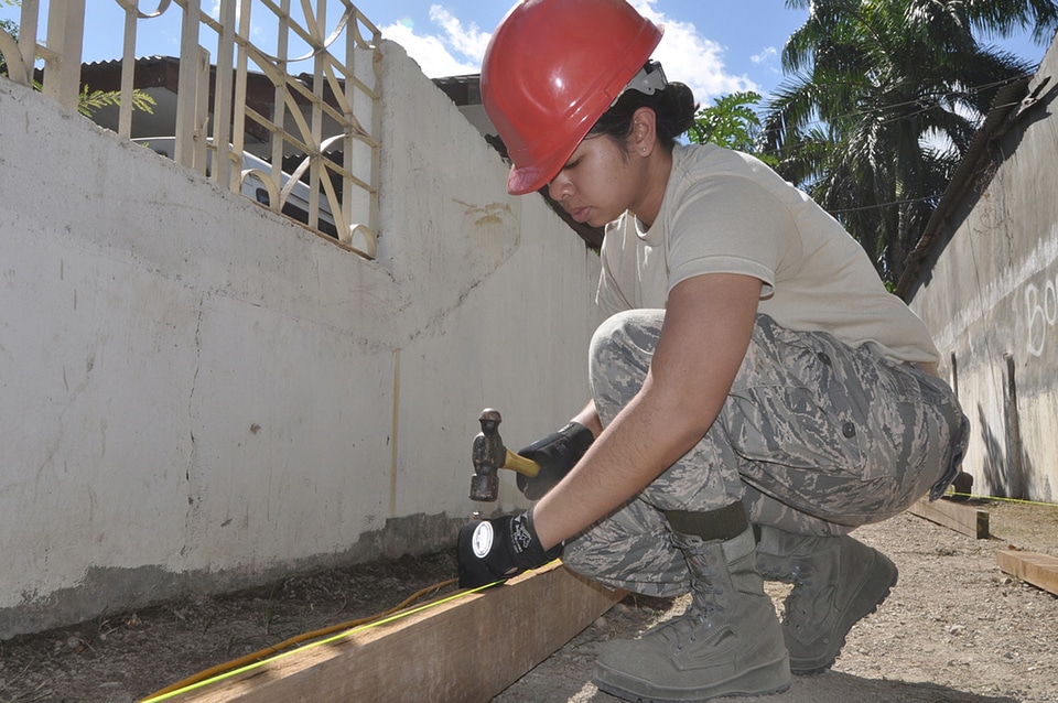 Hammer building labor