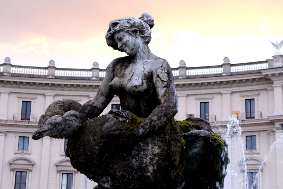 statue