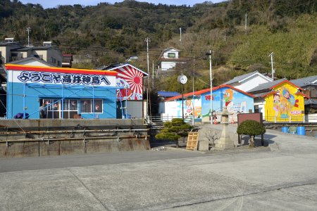 カラフルなイラストで彩られた高井神島の街並み