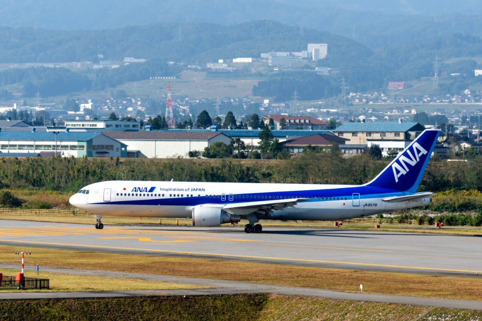 Boeing 767-381 (JA8579)