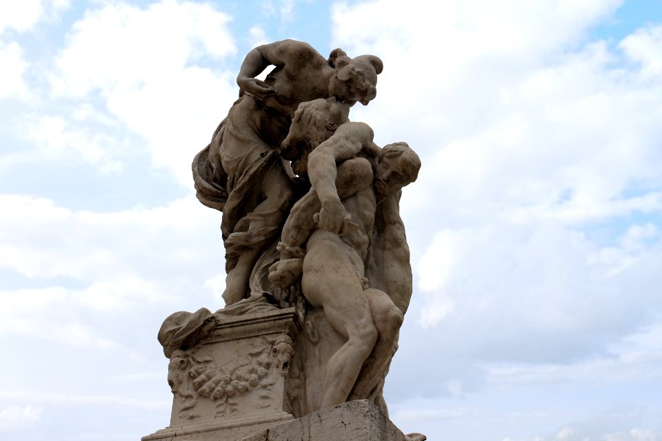 statue