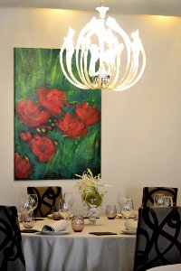 mesa y lampara del restaurante granero de quintanar de la orden toledo