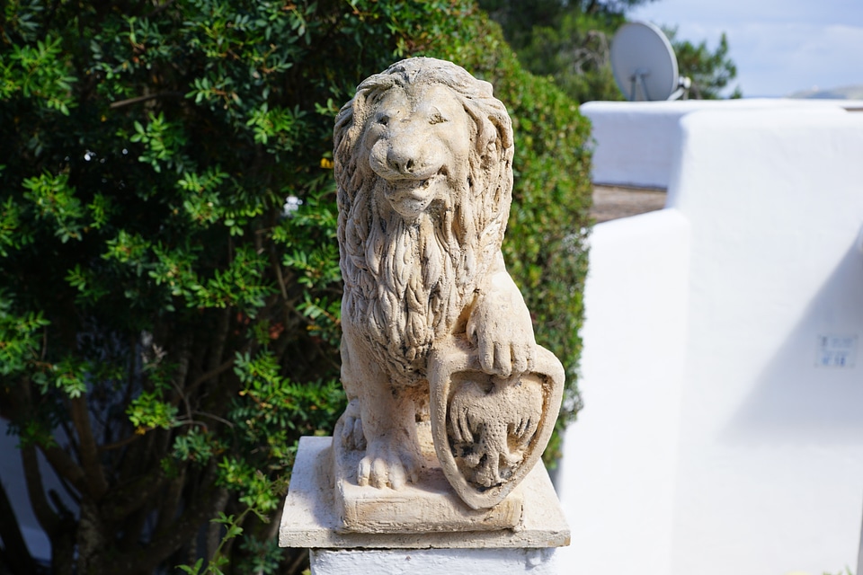 Figure sculpture animal