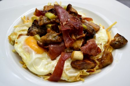 Entrante huevos trufados fritos con setas y jamón