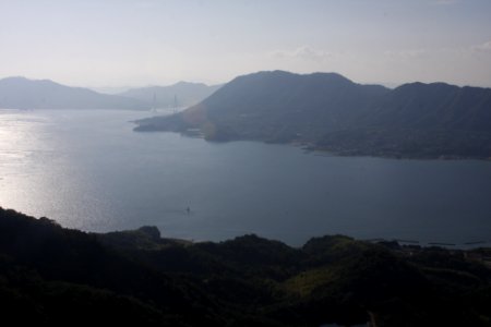 岩城・積善山から見る三床灯台と多々羅大橋