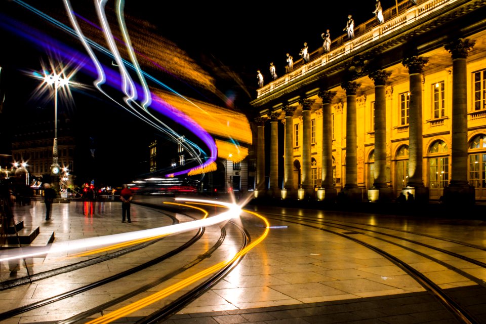 filé de lumières devant le grand théatre