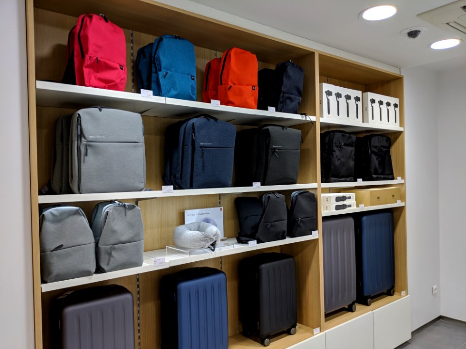 Et sur un autre pan de mur, des sacs à dos.