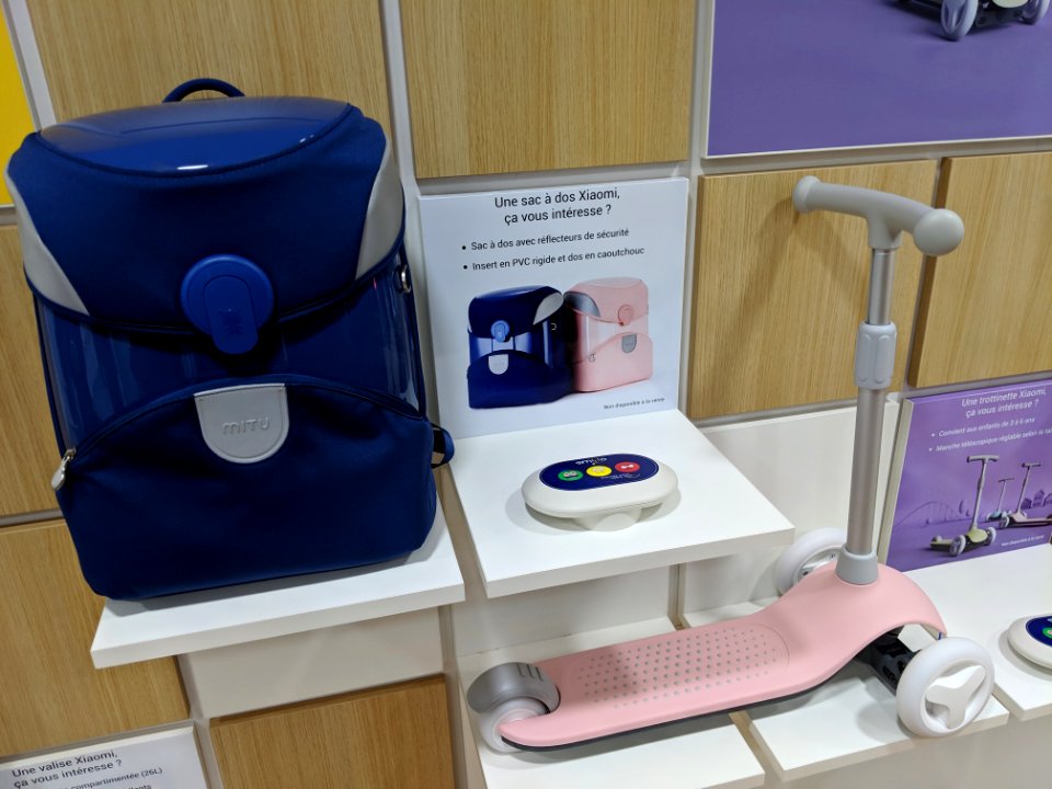 Il y a même des sacs et des trottinettes pour enfants.