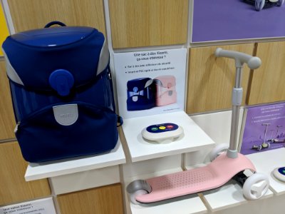 Il y a même des sacs et des trottinettes pour enfants.