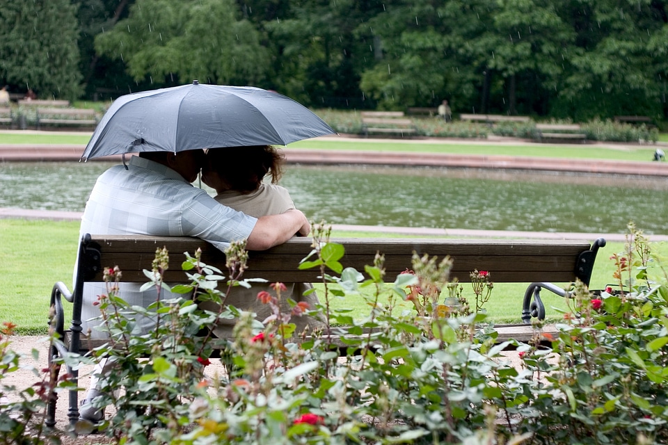 Bench kiss kissing