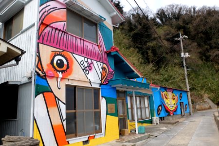高井神島の民家の壁に描かれた御茶漬海苔先生のイラスト