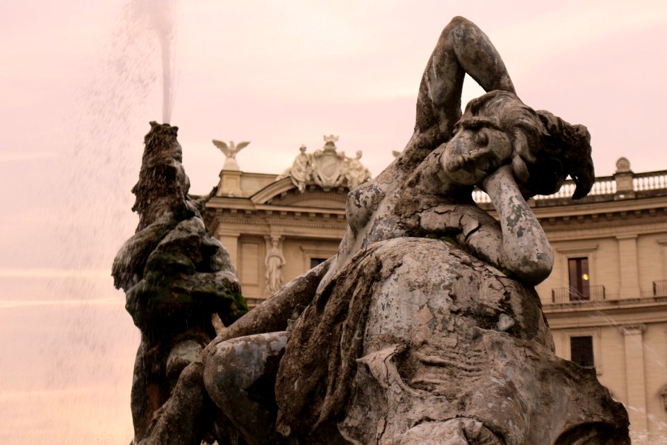 statue