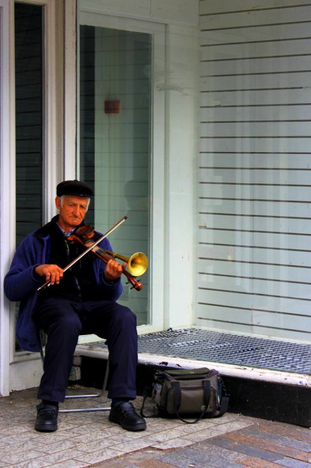 Welches Instrument spielt wohl der Straßenmusiker? Irland März 2015