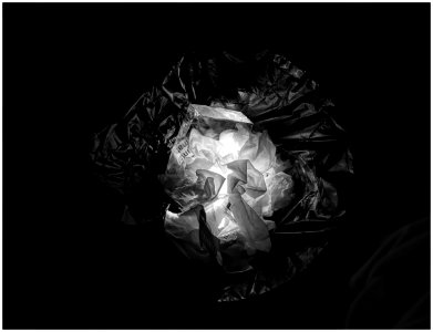 Papelera en la noche