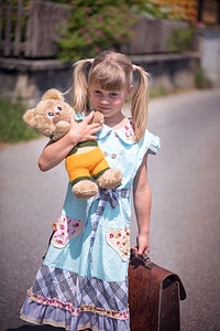 Girl schulweg teddy