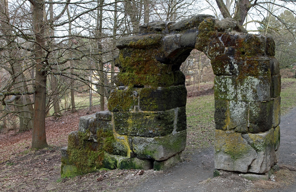 Lapsed stone wall building