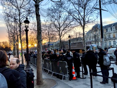 Les premiers acheteurs sont arrivés à 13h...la veille. photo