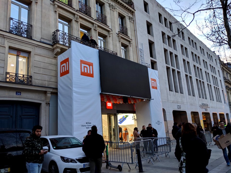 La devanture toute fraîche du Mi Store des Champs-Élysées.