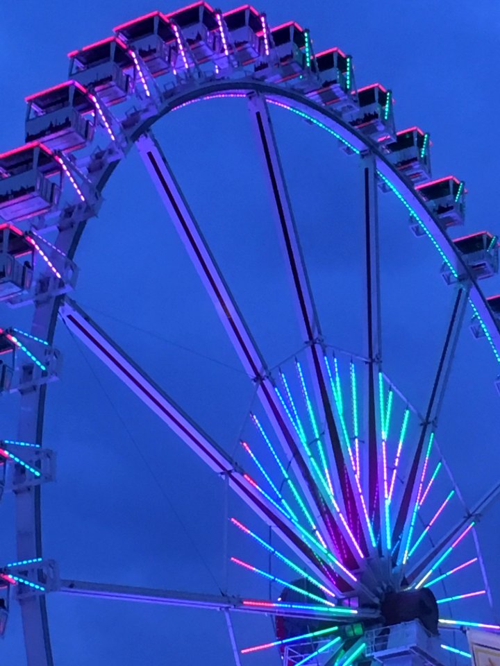 beleuchtetes Riesenrad am Abend