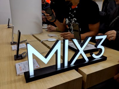 Mais la star du show, c'est bien sûr le nouveau Mi Mix 3.