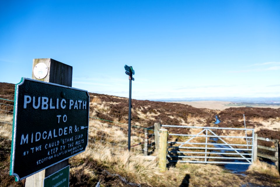 Signpost at head of Cauldstane Slap
