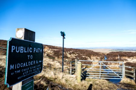 Signpost at head of Cauldstane Slap