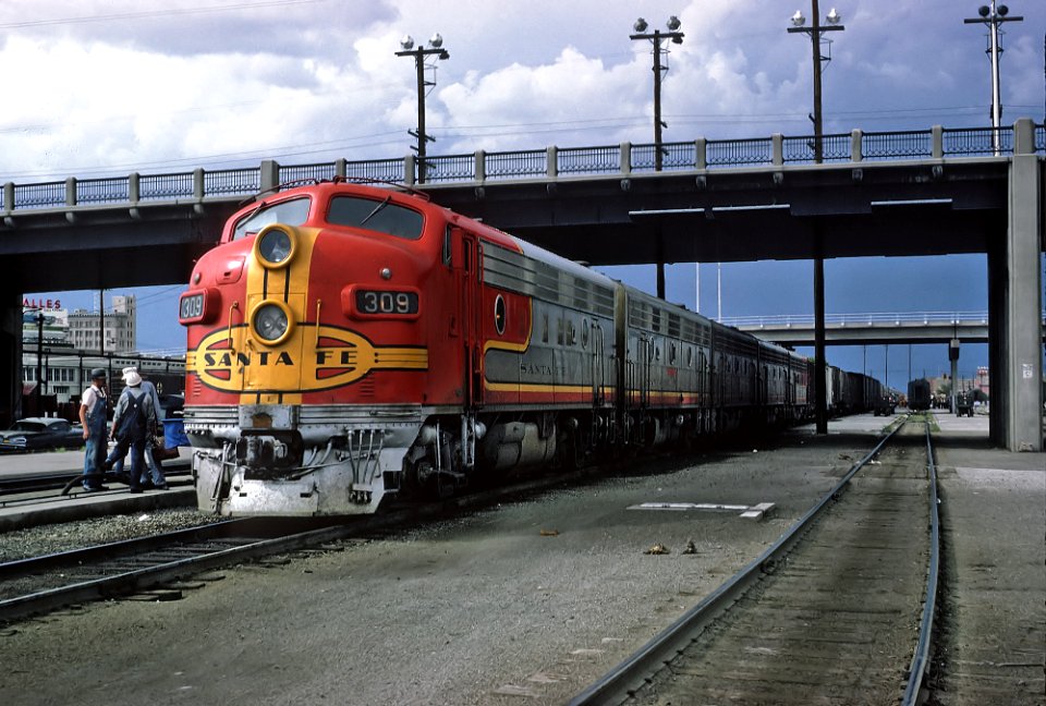 ATSF 309L (F7A) with Train #23, The Grand Canyon stopped at the Albuquerque, NM Station on August 19, 1967