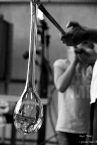 ..gonfle tes poumons et souffle dans la canne pour faire gonfler le verre.