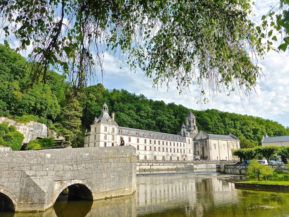 Chateau weir reflection