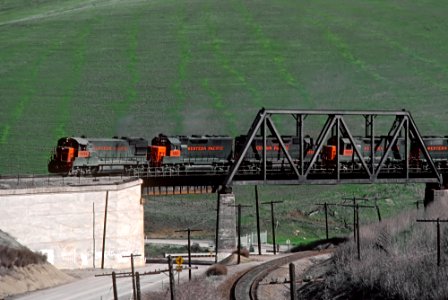 WP 3055 (U30B) in Altamont Pass crossing the Southern Pacific in March 1981