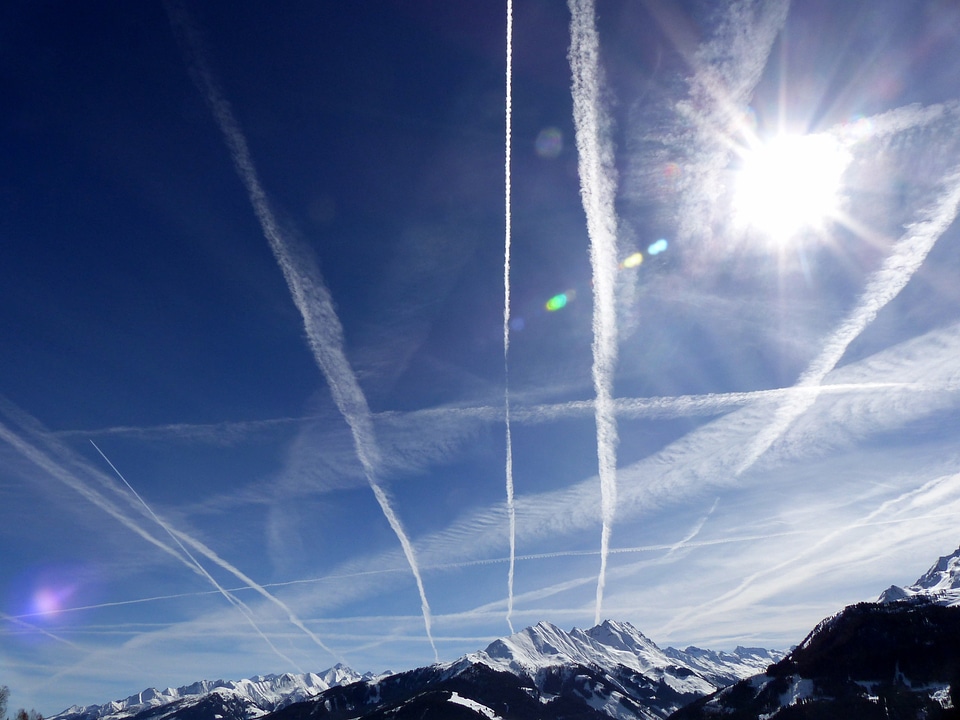 Contrail air traffic sky