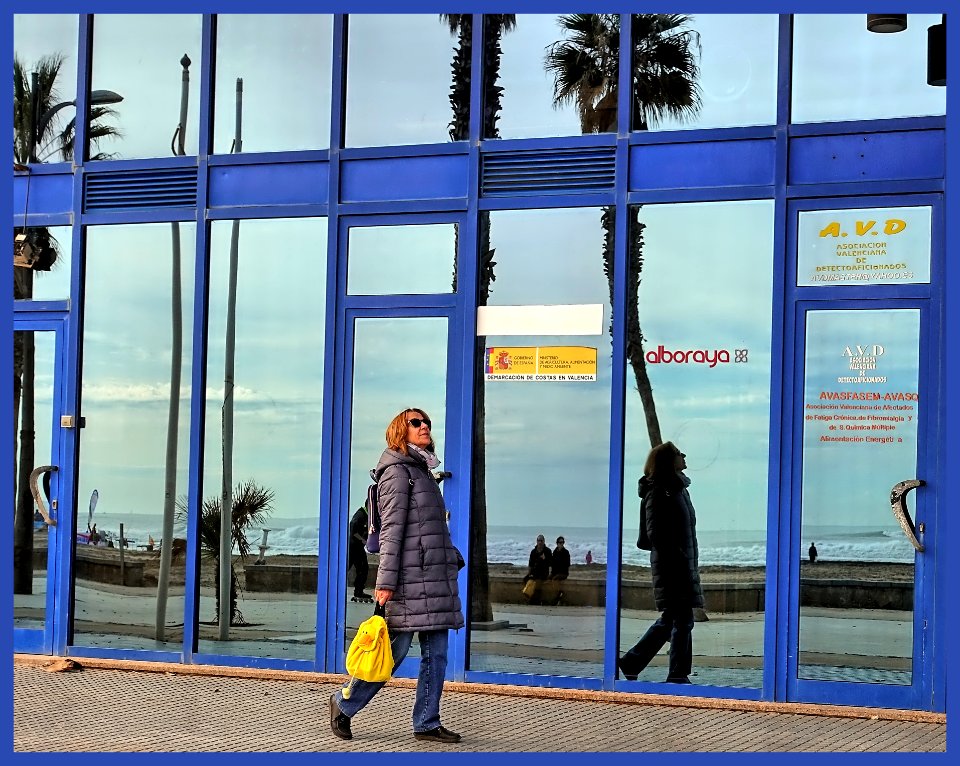 Ella, con reflejo de palmera