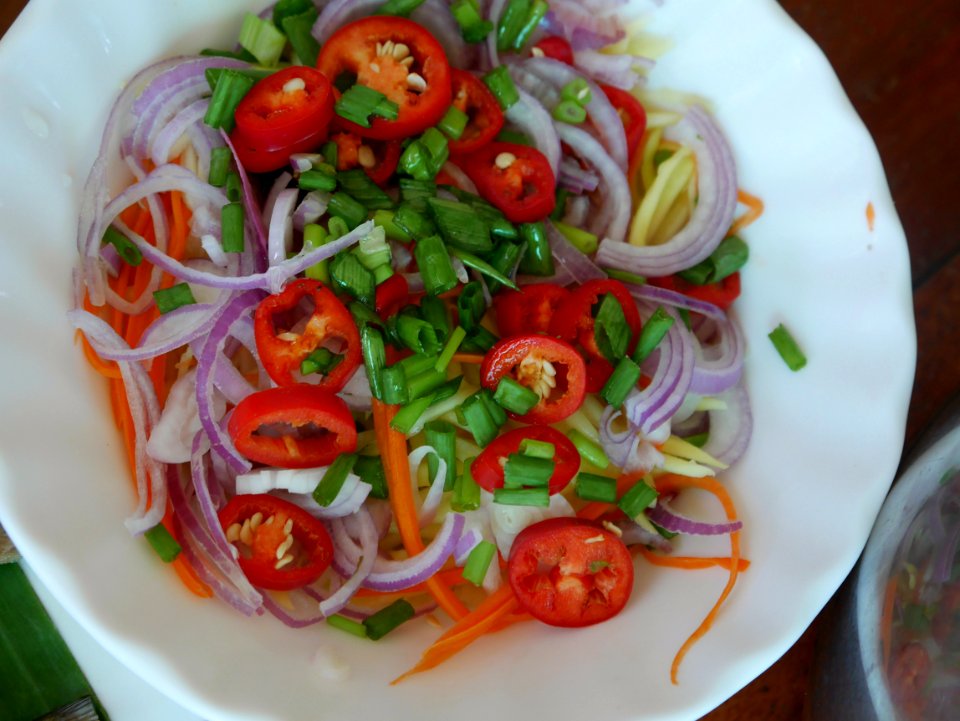 Kambodschanischer Mangosalat passend zu Fischsuppe