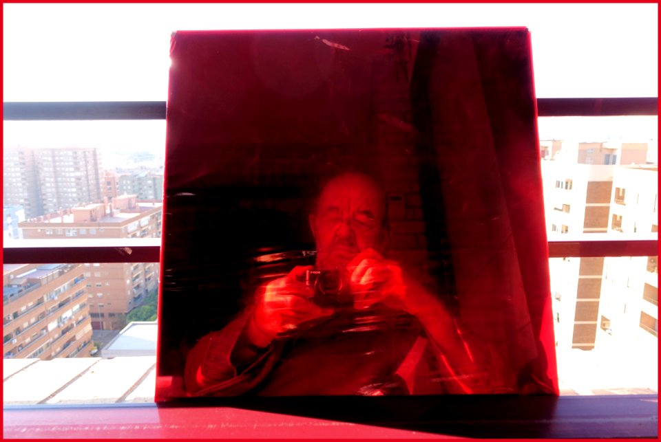 Autorretrato en espejo rojo