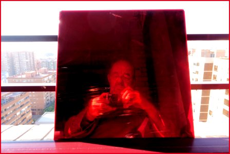 Autorretrato en espejo rojo
