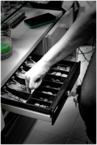 Metiendo la mano en la caja