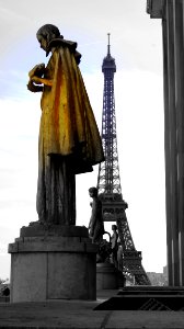 Statue sotto la torre Eifell