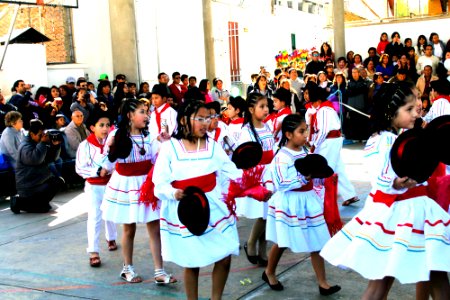 Bailes típicos tradicionales photo