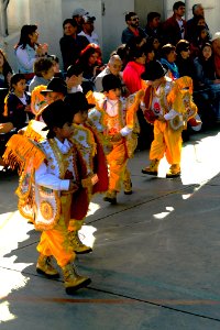 pequeños bailando bailes tradicionales de Bolivia photo