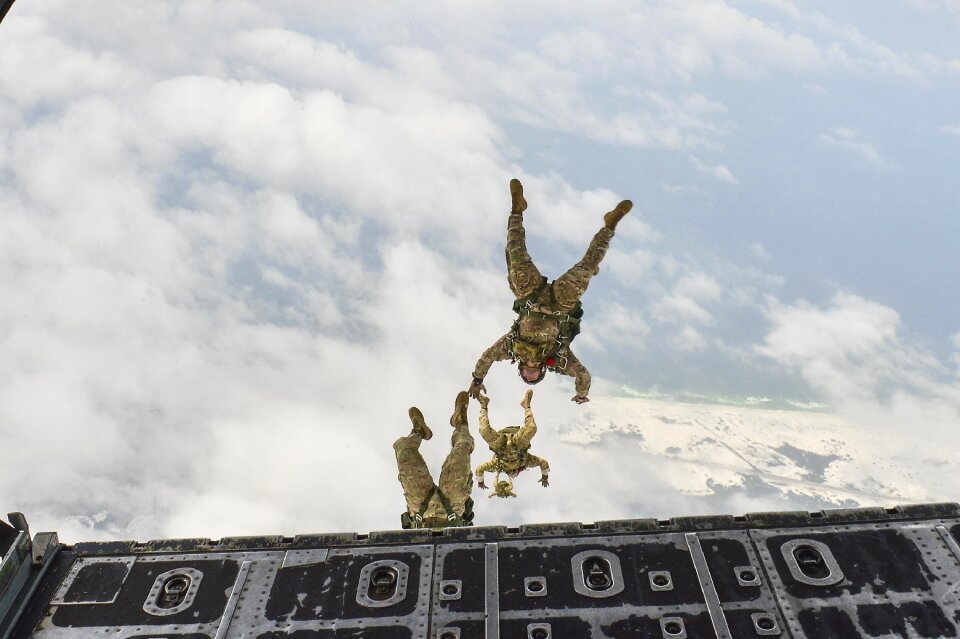 Halo falling parachuting