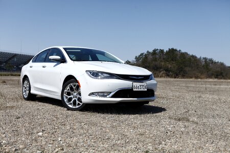 Automatically hite vehicle