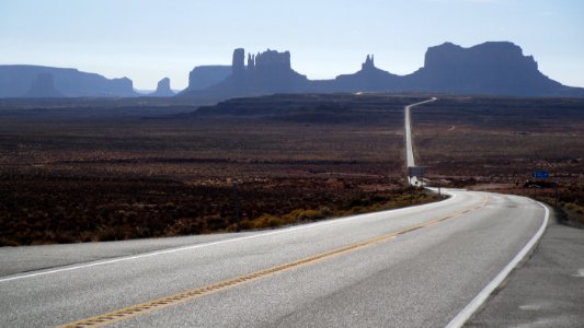 Utah - Oljato-Monument Valley: shortly before arriving on US-163 South (here: near "Forrest Gump Hill" ) the world famous location welcomes its visitors with the impressive silhouette of the mesas