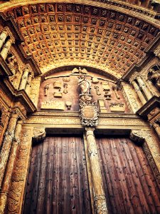 Puerta lateral de La Seu