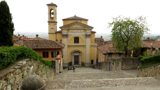 Santa Grata "inter vites"